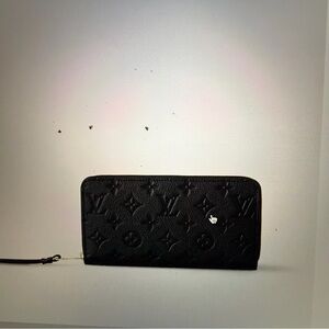 Louis Vuitton Authentic Zippy Wallet Black